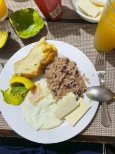 Genieße Gallo Pinto zum Frühstück in costa Rica.