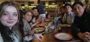 Alinas Gastfamilie aus Chile beim Essen.
