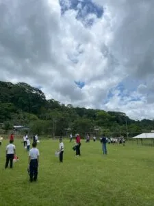 Schule findet auch draußen statt in Costa Rica.