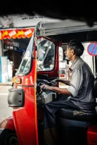 TukTuk-Fahrer in Sri Lanka. Erlebe die vielen kulturellen Unterschiede in Sri Lanka während deines AFS-Auslandsaufenthalts.