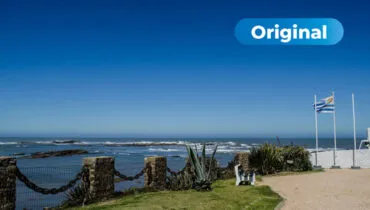 Strandpromenade am Meer in Uruguay im uruguayischer Flagge