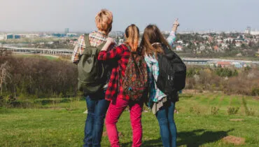 tourists-hill-looking-city