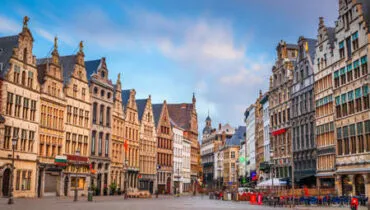183356181-grote-markt-de-amberes-bélgica-al-atardecer
