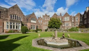 v9EUi11zYkqwB1fsgYoY3g-03-Main-School-Building—Monmouth-School–8