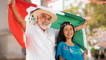 vista-lateral-familia-sonriente-bandera-mexicana