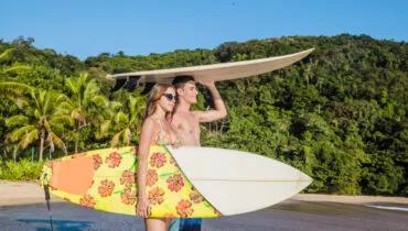 surfistas-posando-playa