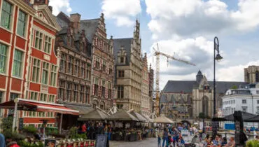 77992311-gent-bélgica-6-de-julio-de-2016-calles-medievales-de-gante-con-los-edificios-y-la-gente