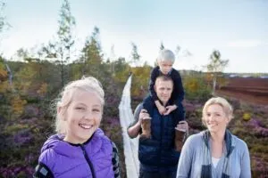 VfWnizVXoU-TvY0WFKa9EA-TAVA05-Family-Hiking-in-swamp-Latvia.travel-LIAA
