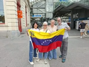 AFS-deelnemers met de Venezolaanse vlag in het station van Leuven.