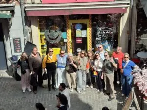 Oud-AFS-deelnemers samen op een groepsfoto in Leuven.