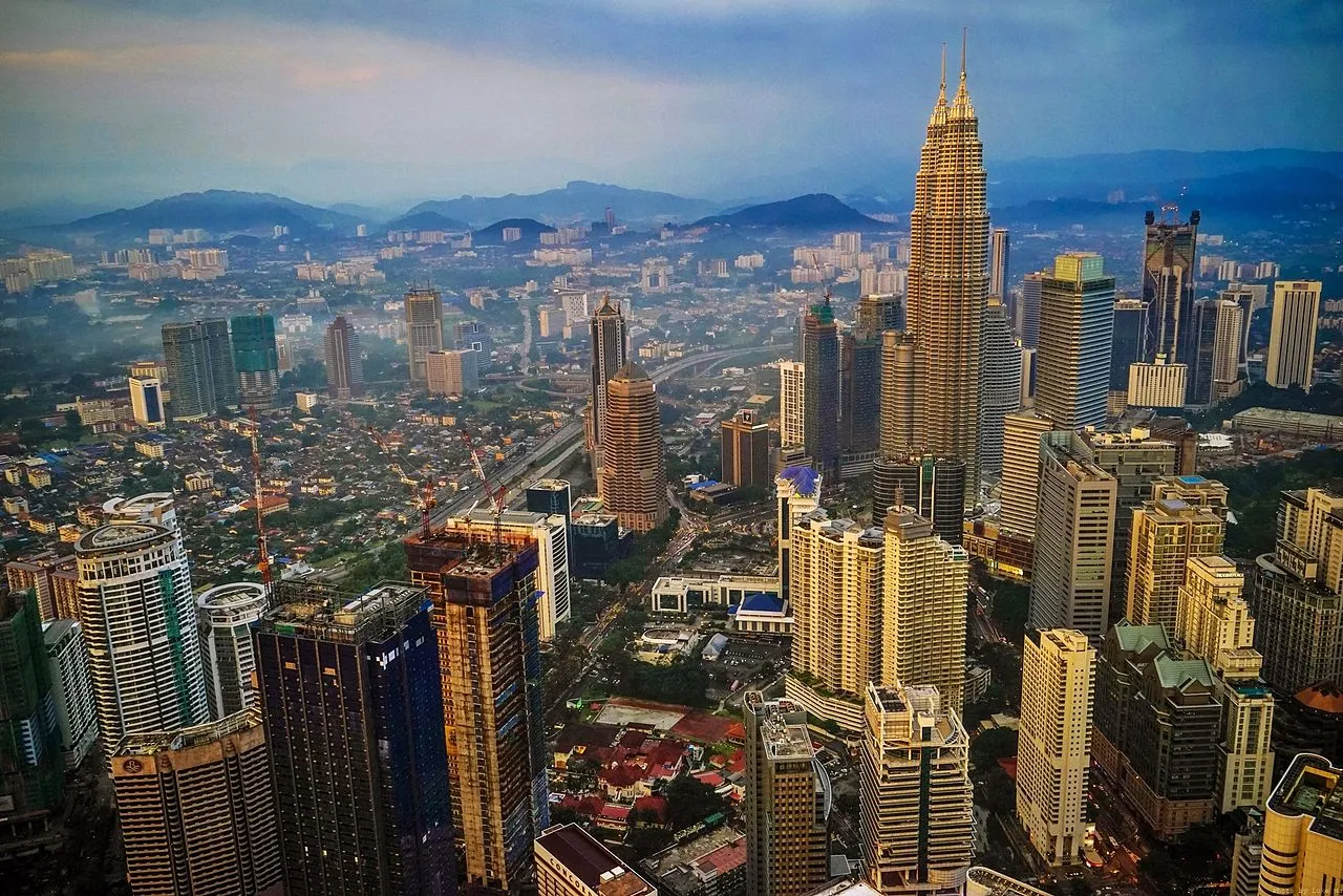 Kuala Lumpur skyline - programme PEACE Asie