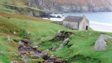 Cottage_by_sea