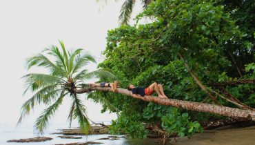 Bergdís SH18 Ég og vinur minn frá Svíþjóð, Axel að klifra upp í tré á ströndinni Puerto Viejo. (1)