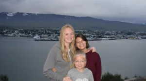 Meine zwei Gastschwestern und ich an meinem ersten Tag in Island