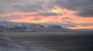 Sonnenuntergang um halb vier am Nachmittag an der Nordküste Islands