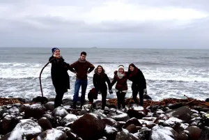Die Austauschschüler der Universität und ich bei einem Tagesausflug zu den schwarzen Stränden in Husavík