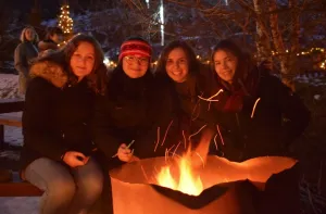 In der Vorweihnachtszeit beim Lagerfeuer mit Freunden von AFS aus Belgien und Brasilien zu sitzen und zwar frieren aber trotzdem die Zeit genießen – meine Zeit in Island