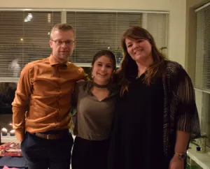 Laura mit ihren Gasteltern am Heiligen Abend