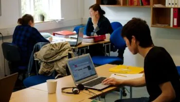 X6O4w585ZUm9Wd9Fr-1GGw-Billede-24–ved-computeren-