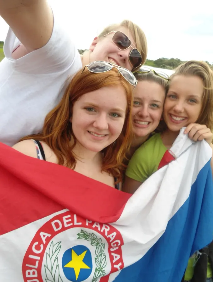 étudiants avec le drapeau paraguayen