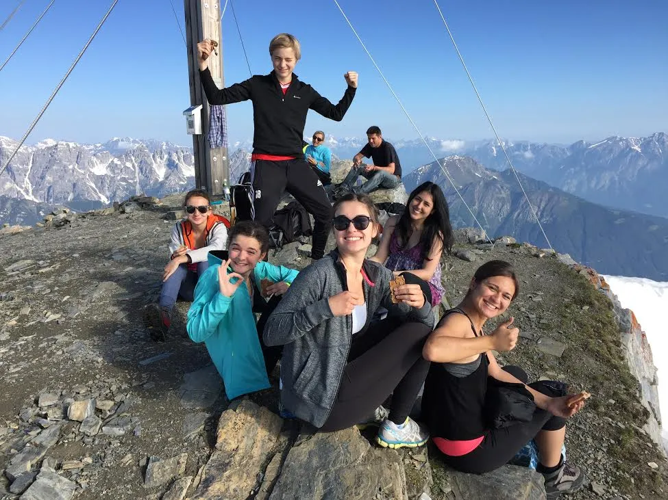 jeunes en haut d'une montagne en autriche