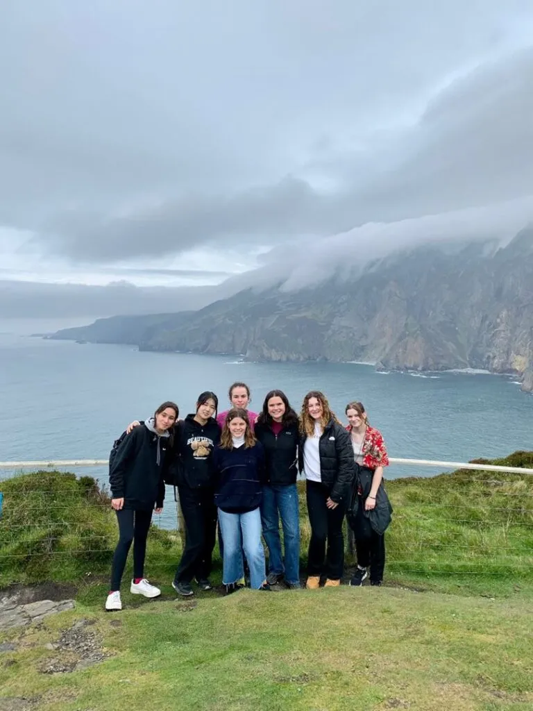 groupe d'étudiantes devant la mer