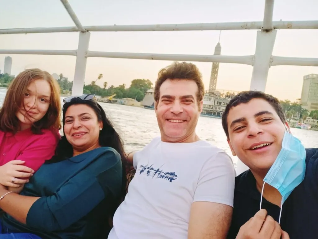 famille d'accueil sur un bateau en egypte