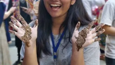 Inde Host Student with Henna
