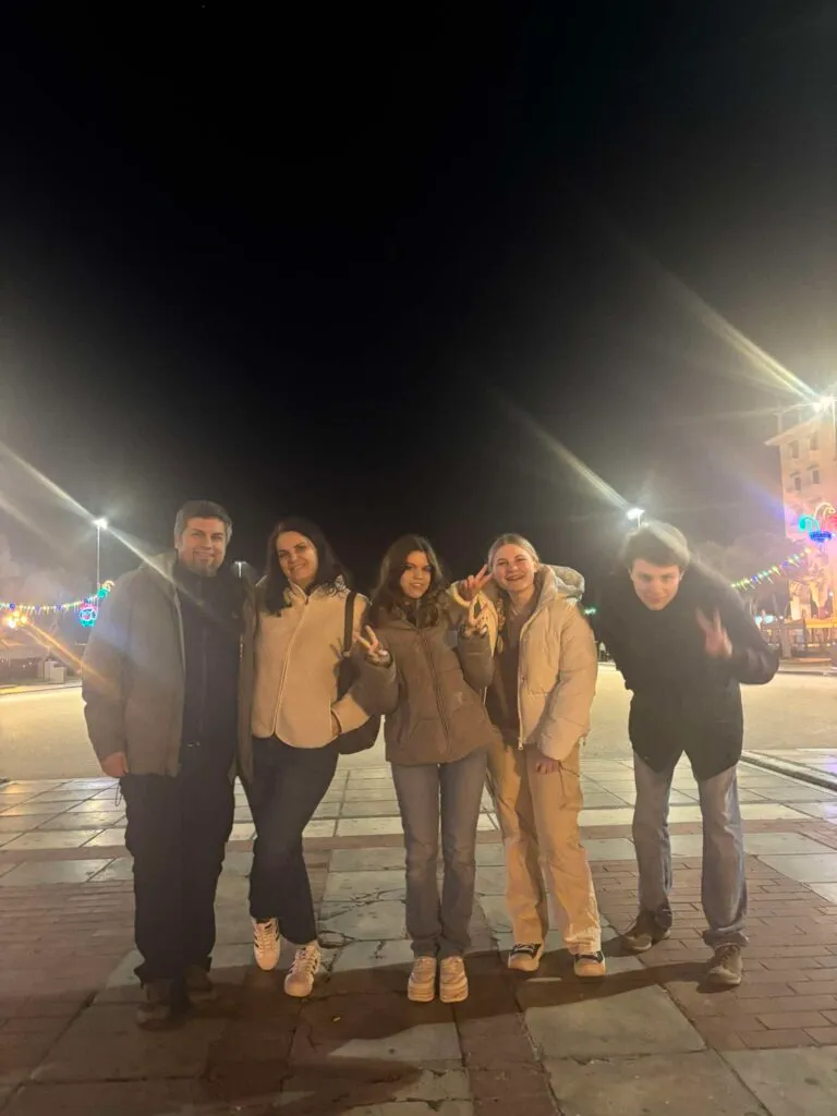 Loredana avec sa famille d'accueil bulgare