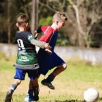deux enfants brésiliens font du foot