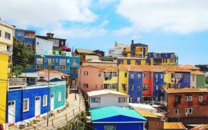 CHI-HS-colorful-homes-in-Valparaíso-Chile-1024×642
