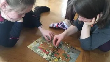 Pigerne lægger puslespil