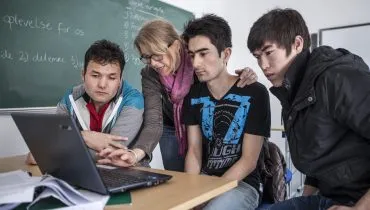 Billede 6 (bag computeren)