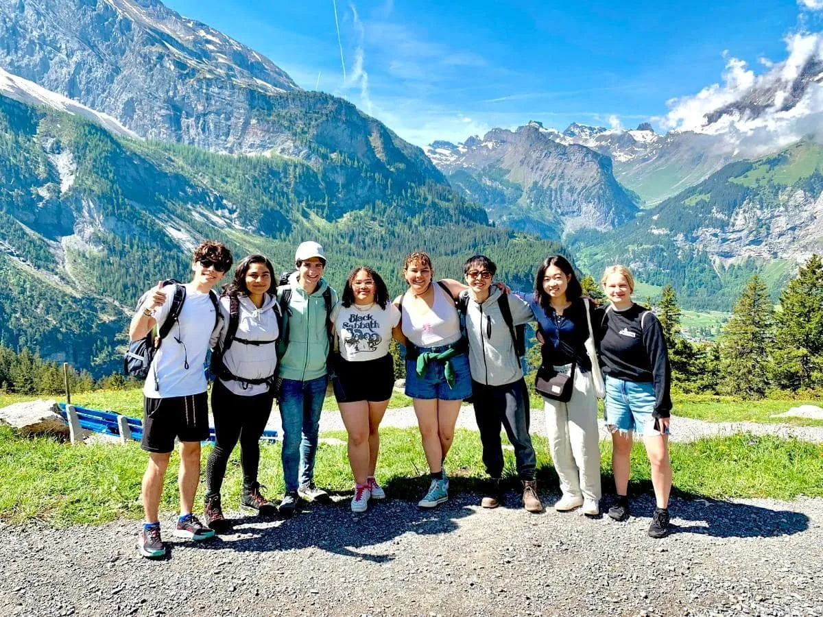 jongeren-met-de-prachtige-bergen-op-de-achtergrond.