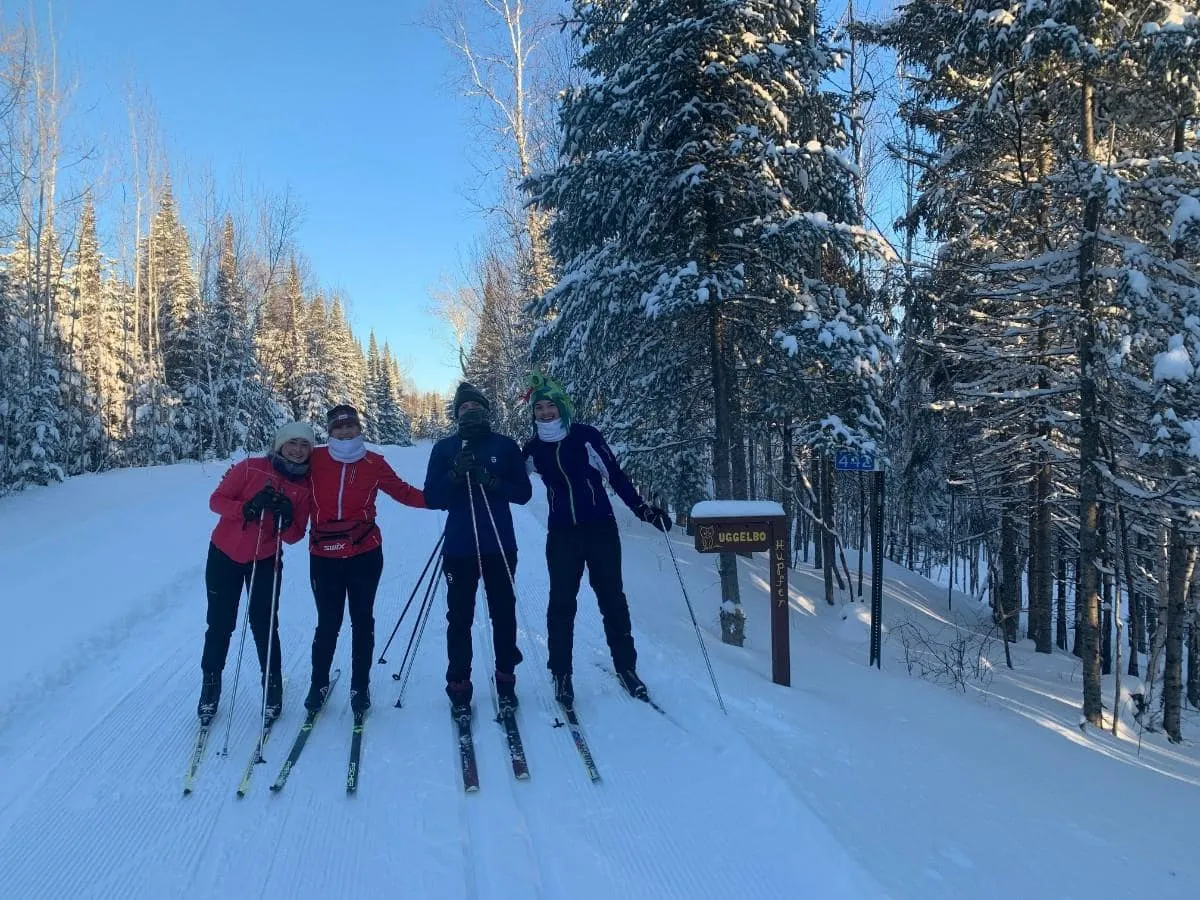 blije-jongeren-op-ski’s-in-het-bos