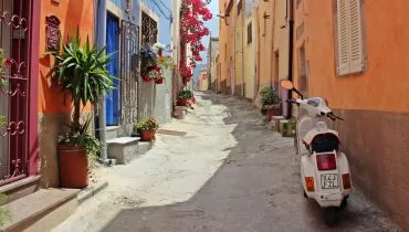 ITAly-moped-narrow-streets