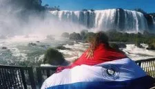 ik-met-de-Paraguayaanse-vlag-aan-de-watervallen-van-Iguazu-Impresionante