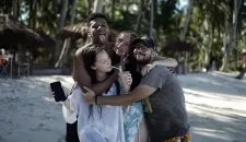 INA_indonesia_students_beach_fun