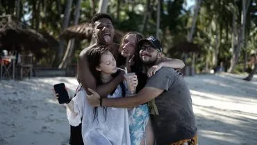 INA_indonesia_students_beach_fun