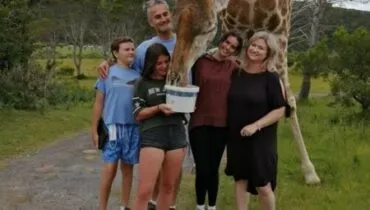 I-gECziE90GX1G-VktXQZw-Host-family-5