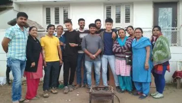Vlunteers-and-host-students-at-community-service