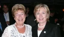 Louise-en-Hillary-Clinton-sept.-2009