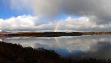 Ruhige Gewässer Wolken Irland See Berg Regenbogen-2178324_1920