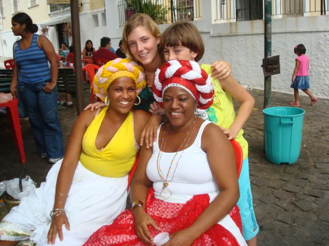 MeinGastbruder&zweitraditionellgekleideteBaianas