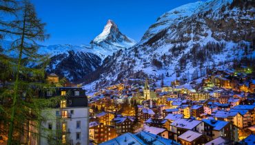 Vista-aérea-em-Zermatt-Valley-e-Matterhorn-Peak-at-Dawn-Suíça-3-1275×850