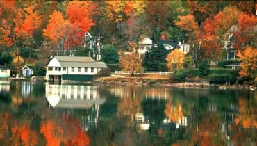 folhagem_colorida_refletida_em_lago-pacote