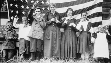 Niños sordos interpretando el himno nacional estadounidense en Cincinnati.
