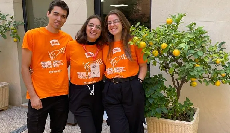 Jorge (izquierda) y Violeta (centro), junto a otra voluntaria de AFS Madrid