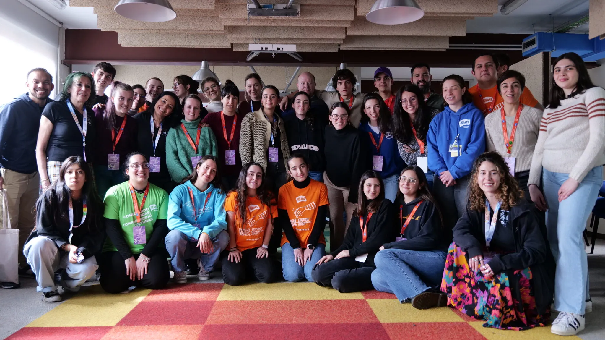 Marta Francia junto al voluntariado de AFS Intercultura durante la II Escuela de Orientaciones de 2024 en Madrid