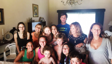 Lucka (úplně vlevo) s celou svou rodinou